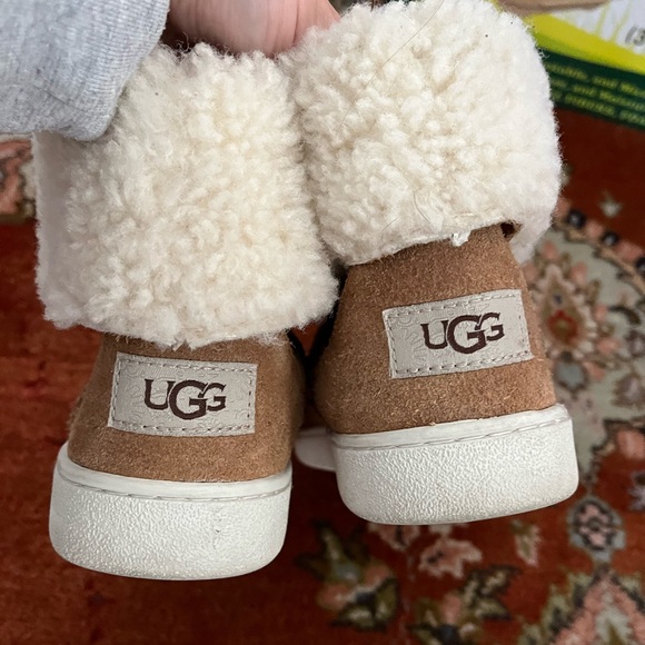 Fold over brown Ugg boots - Picture 5 of 9